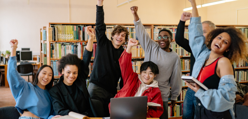 Leerlingen steken hand in de lucht