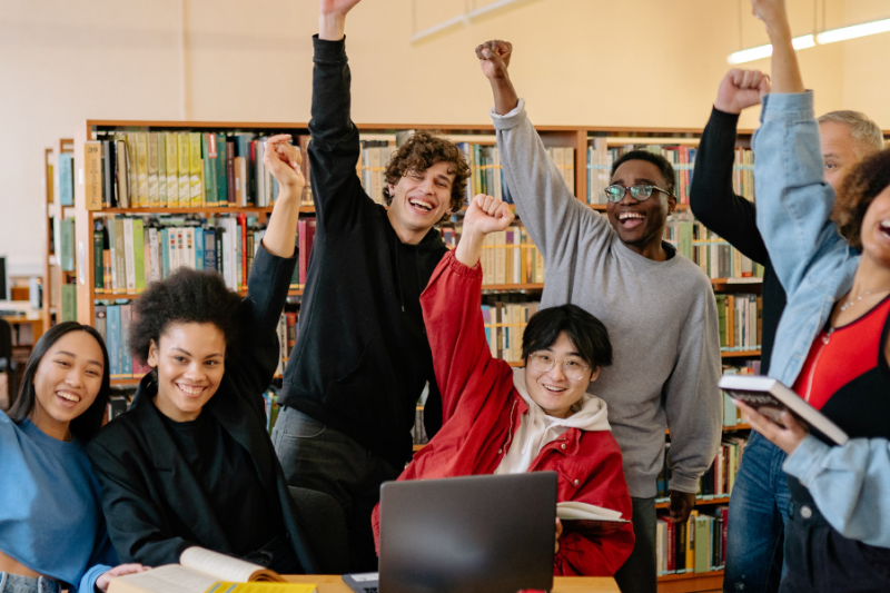 Leerlingen steken hand in de lucht